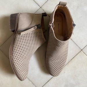 Tan women’s boots size 8